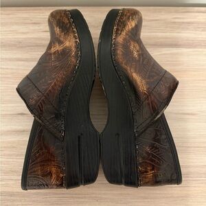 Dansko Professional Women's Clogs Brown Leather Tooled Embossed Stapled Size 38